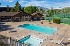 Lakeside Escape 2 BR with Hot Tub